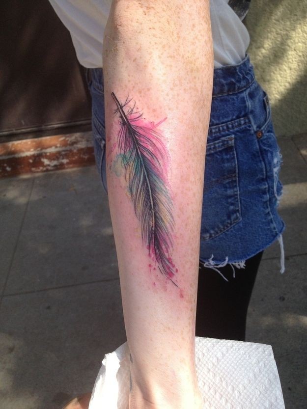 点击大图看下一张：手臂上的彩色羽毛纹身