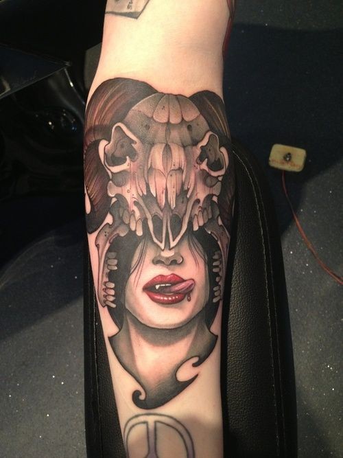 点击大图看下一张:手臂羊头美女纹身