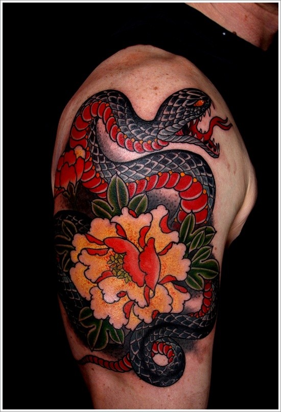 点击大图看下一张：大臂上经典的蛇纹身