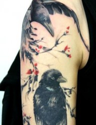 女性手臂好看的乌鸦纹身