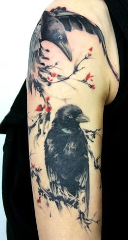 点击大图看下一张：女性手臂好看的乌鸦纹身