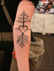 手臂上非常有个性的爱情树纹身