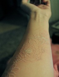 手臂一款白色玫瑰纹身