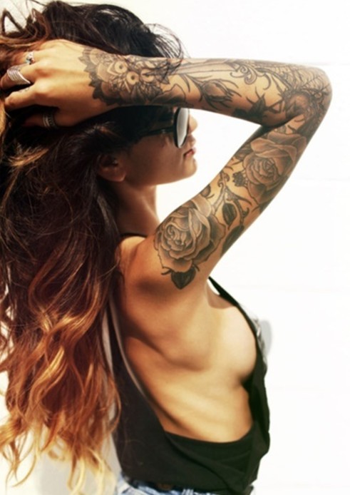 点击大图看下一张：女性性感的花臂纹身