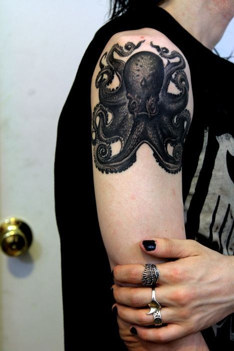 点击大图看下一张：大臂上一只黑黑的章鱼纹身