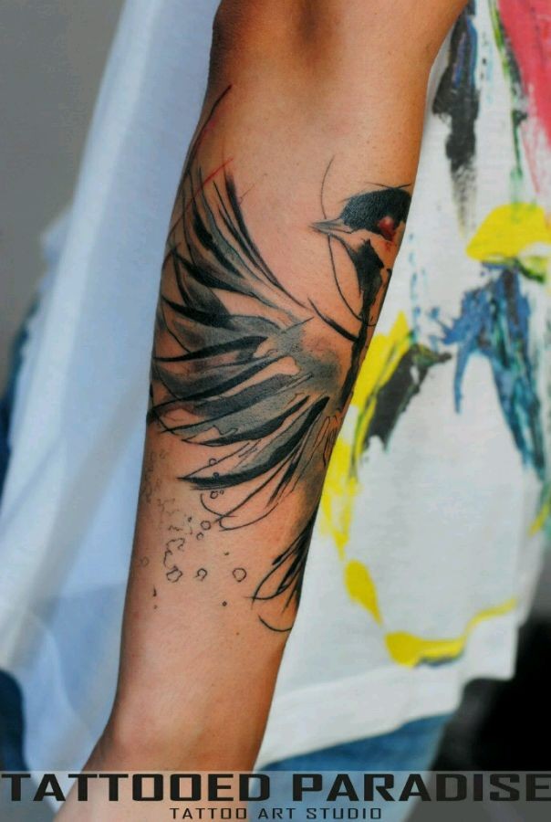 点击大图看下一张：手臂上好看的水墨鸟纹身