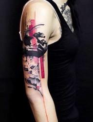 女性手臂小巧的英文纹身