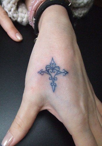 点击大图看下一张：手臂虎口漂亮好看的十字架纹身