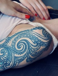 女性手臂上大气的章鱼纹身