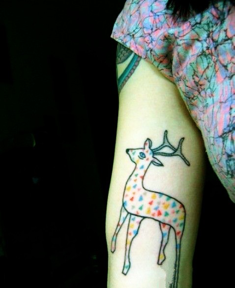 点击大图看下一张：女性手臂彩色卡通小鹿可爱刺青