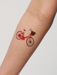 小臂上漂亮的自行车纹身