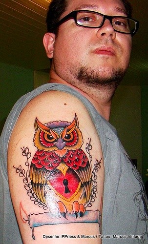 点击大图看下一张：手臂上漂亮大气的猫头鹰纹身