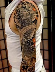 手臂上非常帅气的鲤鱼纹身