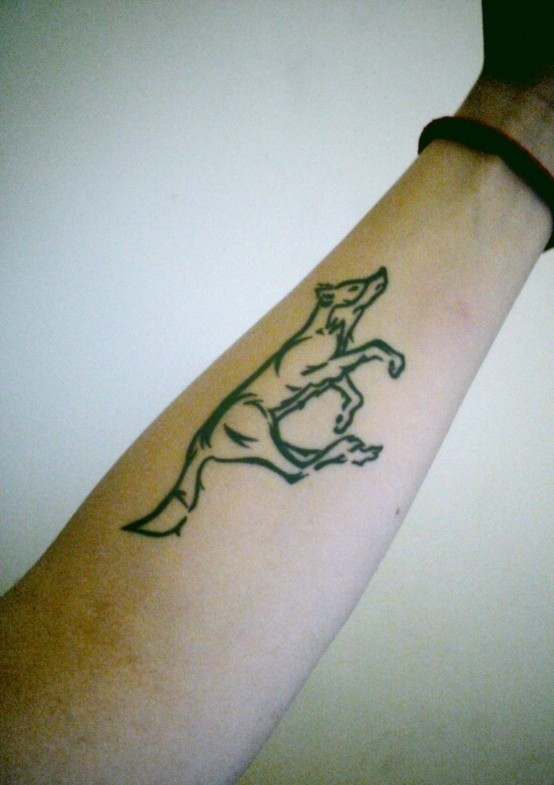 点击大图看下一张：小臂帅气的狼图腾纹身