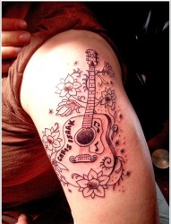 手臂上非常漂亮唯美的吉他纹身