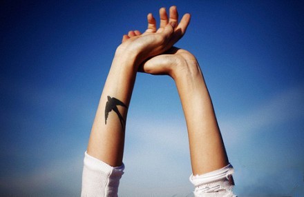 点击大图看下一张：女性手臂燕子漂亮意境时尚刺青