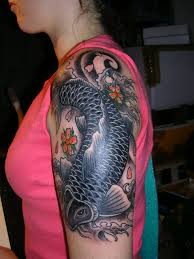 点击大图看下一张：女性手臂帅气的鲤鱼纹身