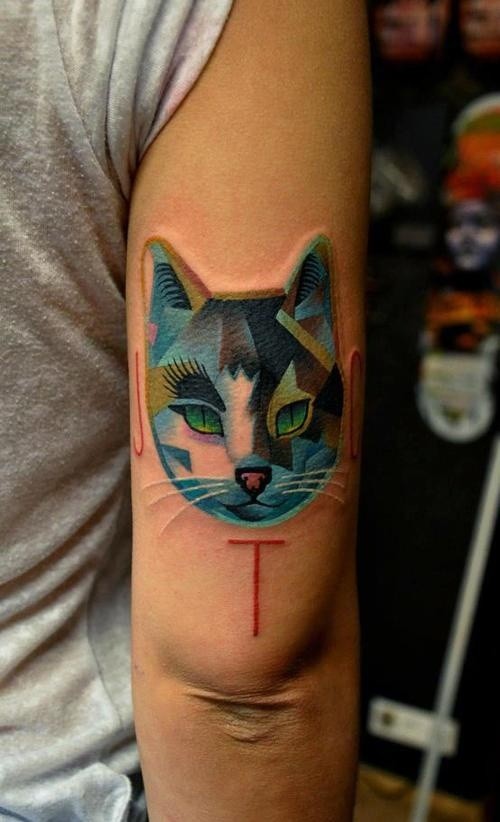 点击大图看下一张：手臂上彩色猫头像纹身