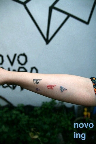 点击大图看下一张：手臂漂亮的纸飞机纹身