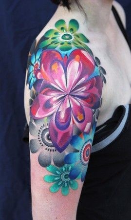 点击大图看下一张：手臂上不知名的的花朵纹身