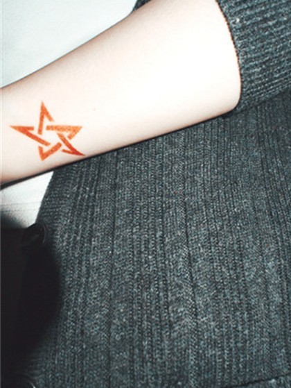 点击大图看下一张：女性手臂红色五角星时尚独特刺青