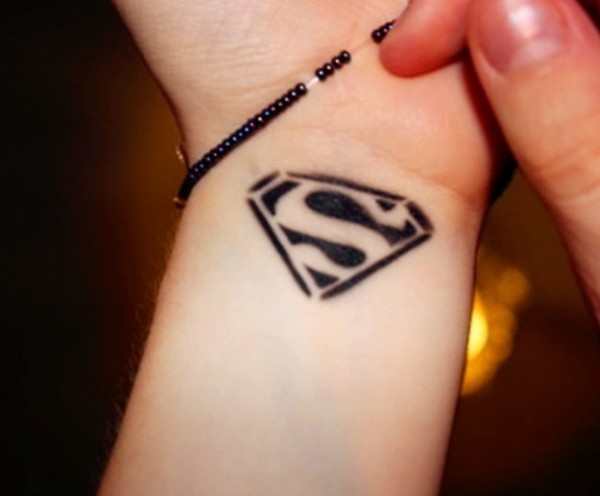 点击大图看下一张：女性手臂黑色钻石漂亮独特刺青