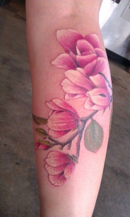 点击大图看下一张：手臂上漂亮的花朵纹身