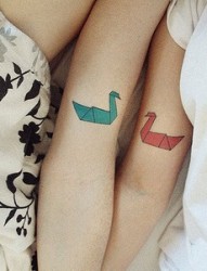 情侣手臂红蓝浪漫纸鹤纹身图