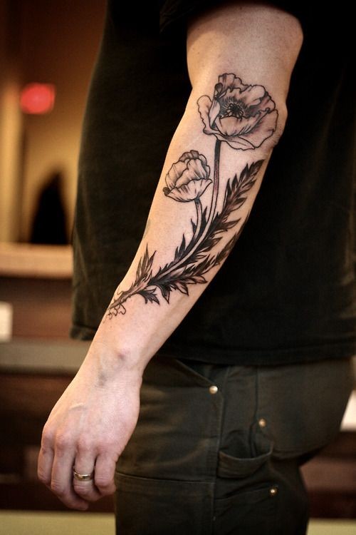 点击大图看下一张：男人手臂漂亮花朵纹身