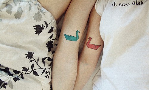 点击大图看下一张：情侣手臂红蓝浪漫纸鹤纹身图