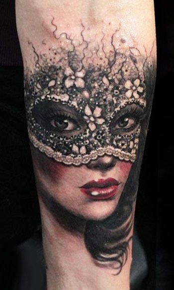 点击大图看下一张：手臂上漂亮的戴面具女生纹身