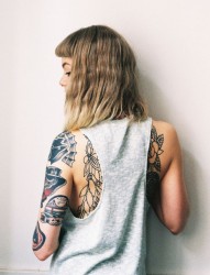 女性手臂漂亮的花臂纹身
