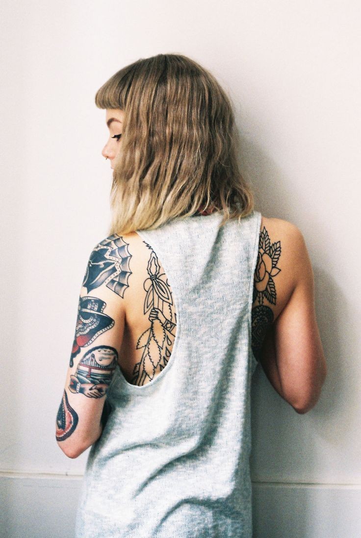 点击大图看下一张：女性手臂漂亮的花臂纹身