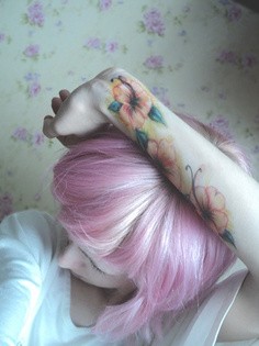 点击大图看下一张：女孩手臂迷人花朵纹身图