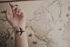 点击大图看下一张：女孩手颈优雅飞机刺青图
