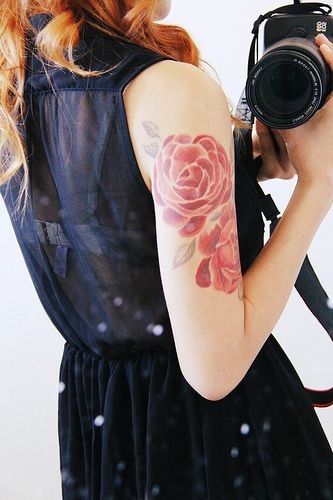 点击大图看下一张：手臂上唯美漂亮的玫瑰纹身