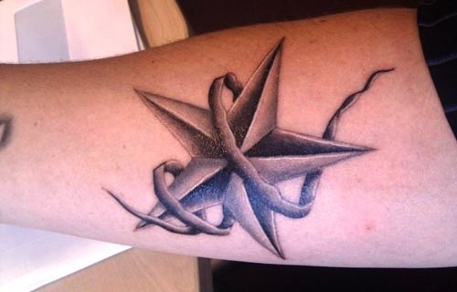 点击大图看下一张：手臂有个性的五角星纹身