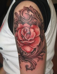 手臂漂亮的玫瑰纹身