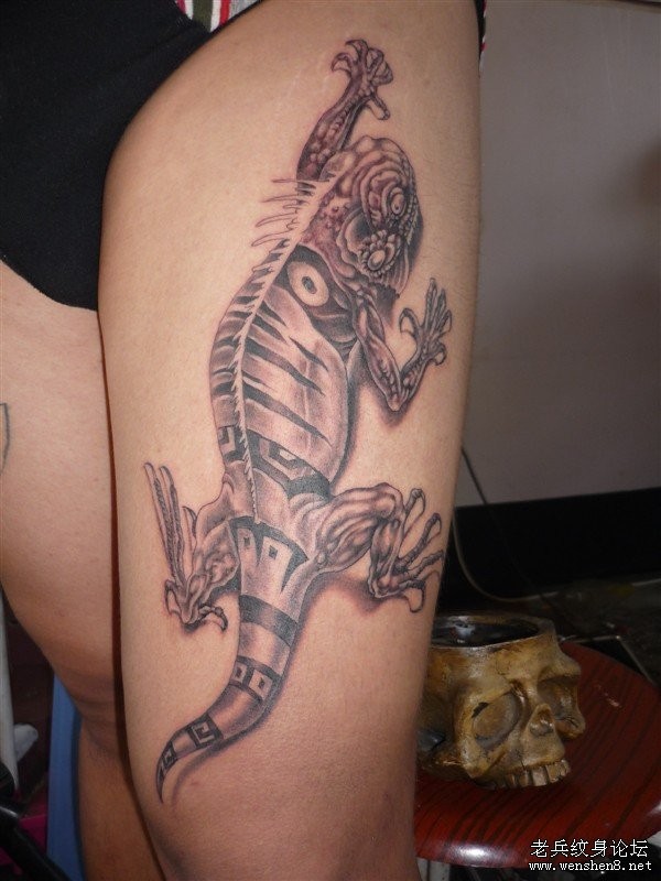 点击大图看下一张：个性男人手臂霸气蜥蜴纹身图片