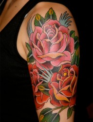 手臂上漂亮的一大簇鲜花纹身