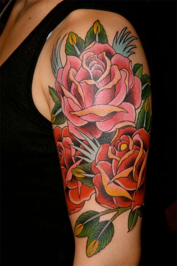 点击大图看下一张：手臂上漂亮的一大簇鲜花纹身