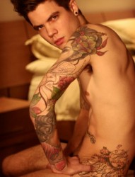 欧美男人裸身花臂彩色欧美创意刺青
