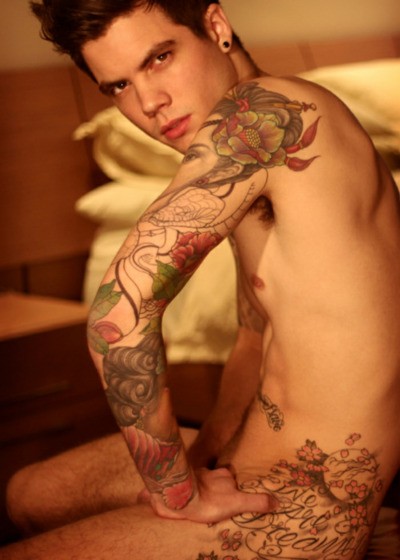 点击大图看下一张：欧美男人裸身花臂彩色欧美创意刺青