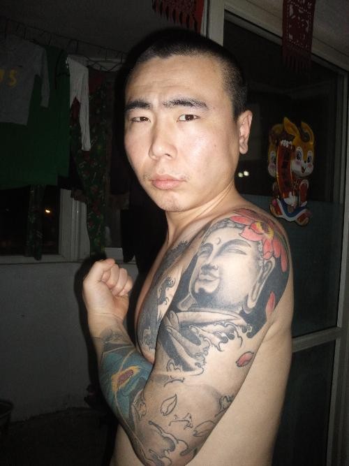 点击大图看下一张：男人手臂艺术如来佛纹身图片