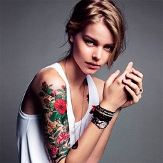 点击大图看下一张：气质美女手臂红花绿叶交织纹身图