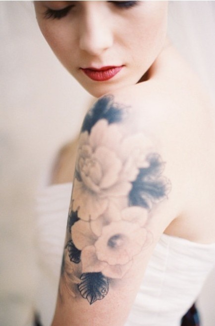 点击大图看下一张：美女秀肩部朦胧仙花纹身