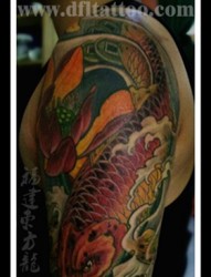 男士手臂彩色锦鲤纹身图案