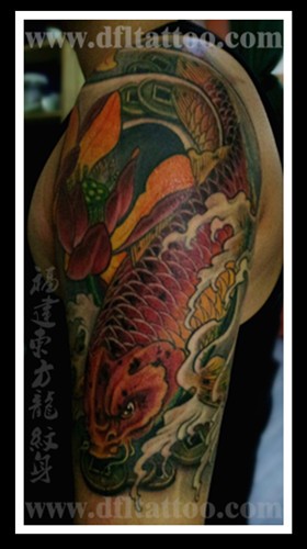点击大图看下一张：男士手臂彩色锦鲤纹身图案