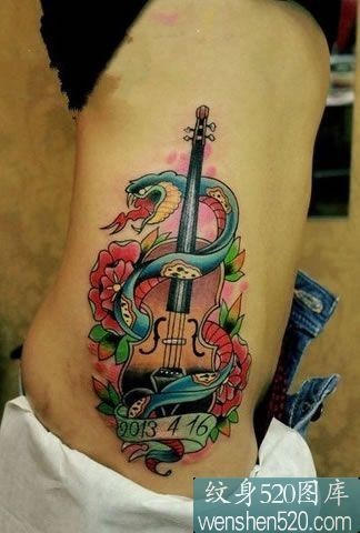 点击大图看下一张：彩色手臂上的蛇盘吉他纹身作品
