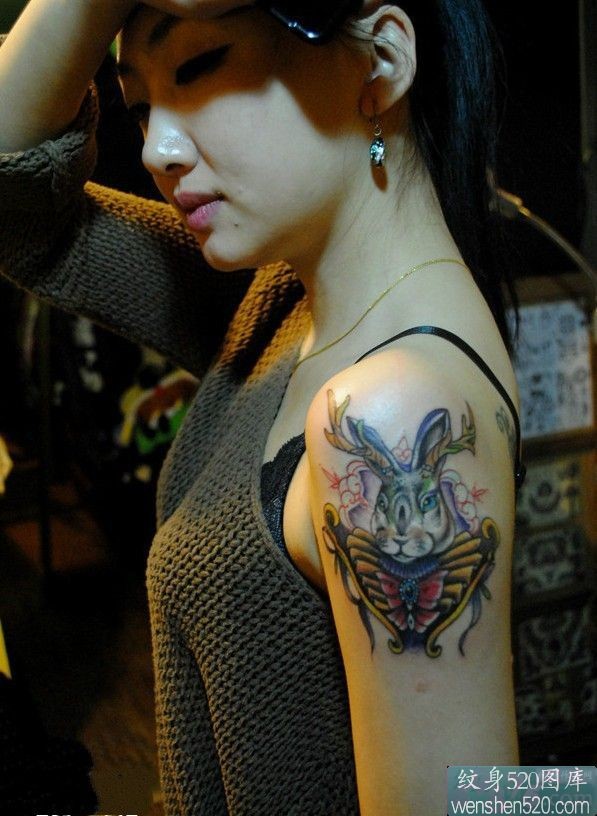 点击大图看下一张：美女手臂上的兔子纹身展示